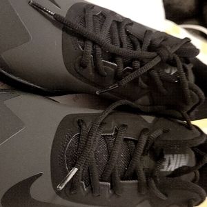 I am selling a pair of Nike shoes men's